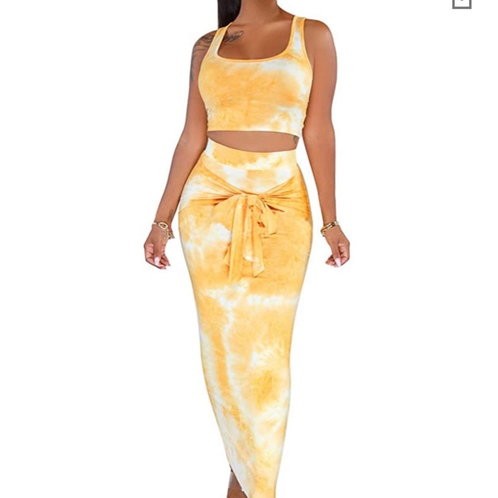 NEVER WORN!!! 2 piece orange and white outfit. 💕